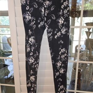 Lily White Black and White Floral Leggings